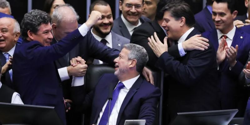 Deputados comemorar a aprovação do projeto de lei da Reforma Tributária - Foto: CNN Brasil.